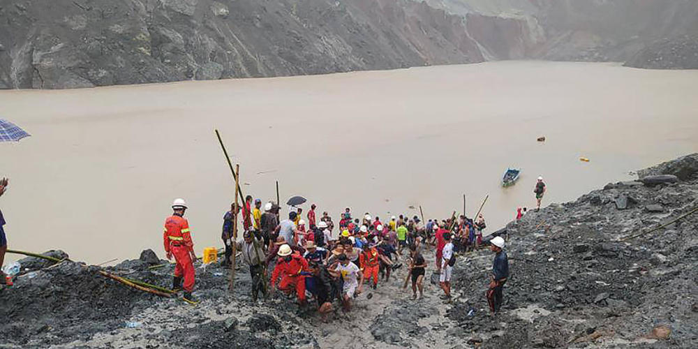 HANDOUT - Rettungskräfte sind nach einem Erdrutsch in einem Jade-Bergwerk im Einsatz. Mindestens 110 Arbeiter sind daei gestorben. Foto: Feuerwehr Myanmar/dpa - ACHTUNG: Nur zur redaktionellen Verwendung im Zusammenhang mit der aktuellen Berichter...