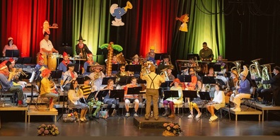 Passend zu den Musikstücken waren die Musikantinnen und Musikanten der MG Sirnach kunterbunt gekleidet.
