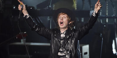 ARCHIV - Der US-Musiker und Sänger Beck steht auf der Bühne. Beck feiert am 08.07.2020 seinen 50. Geburtstag. Foto: Chris Pizzello/Invision/AP/dpa
