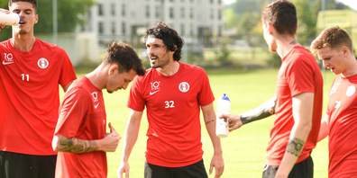 Auch der Neue freut sich: Luca Radice (m) kam vom FC Winterthur und hat gestern mit der Mannschaft das 1. Training absolviert.