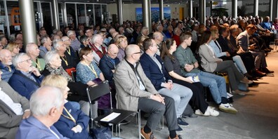 330 Personen lauschen in der Empfangshalle den Informationen.