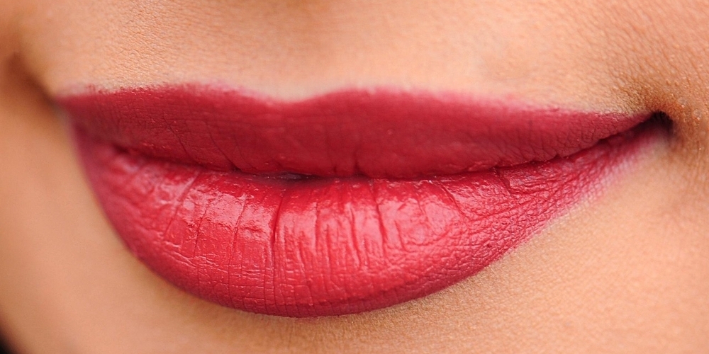 Warum sich immer mehr Menschen für eine Hyaluronsäurebehandlung der Lippen entscheiden und worauf Du bei dieser Behandlung achten solltest. (Symbolbild)