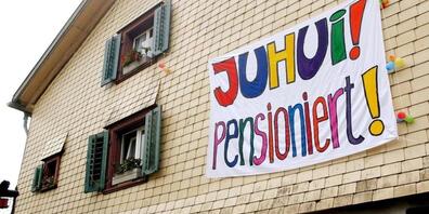 Hier freut sich jemand auf die AHV. Weil immer mehr Schweizer in diese Lage kommen, müssten die Ausgaben für Sozialleistungen eigentlich steigen. Dass das 2018 noch nicht der Fall war, lag an den tiefen Arbeitslosenzahlen. (Symbolbild)