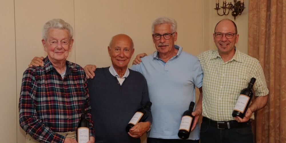 Ein Ehrenwein für ihre Mitgliederjahre. Paul Lang (46 Jahre), Salvatore Messina und Jürg Hauri (25), André Wyss in Vertretung für Jules Wyss (47).