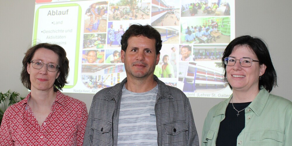 Nadja Keel, Aktuarin des Trägervereins suisse-togo, Markus Lieberherr, dessen Präsident und Priska Jansen, GL-Mitglied der Jansen AG an der Information über das wohltätige Schulprojekt in Togo