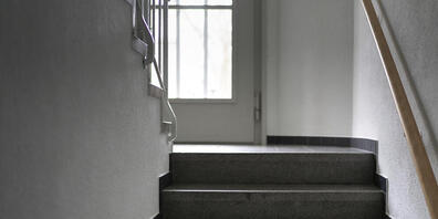Ein Soldat aus Frankreich wollte in Zürich einen mutmasslichen Vergewaltiger töten. Weil der Mann nicht in seiner Wohnung war, wartete der Beschuldigte mehrere Stunden im Treppenhaus. (Symbolbild)