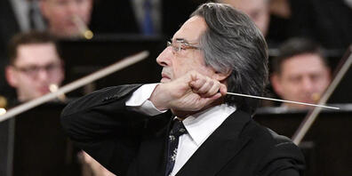 ARCHIV - Der italienische Dirigent Riccardo Muti (M) leitet das Neujahrskonzert 2018 der Wiener Philharmoniker. Muti will bei zwei Friedenskonzerten eine musikalische Brücke ins vom Krieg zerstörte Syrien schaffen. (zu dpa "Muti dirigiert Friedens...