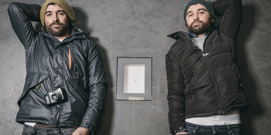 Fliege Erika im Glas-Sarkophag, flankiert von den St.Galler Konzeptkünstlern Frank und Patrik Riklin