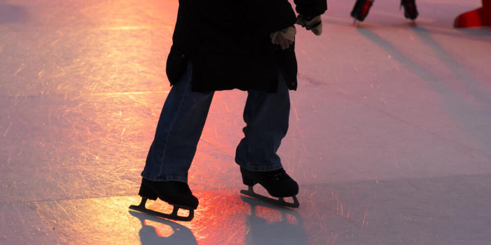 Synthetisches Eis kann mit normalen Schlittschuhen befahren werden. Zürcher Gemeinderäte von links bis rechts haben jedoch keine Lust, ihre Kurven auf Plastikplatten zu ziehen. (Symbolbild)