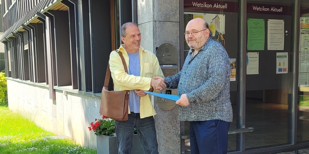 Stadtpräsident Pascal Bassu (rechts) nahm die Unterschriften von Philippe Caviezel entgegen.