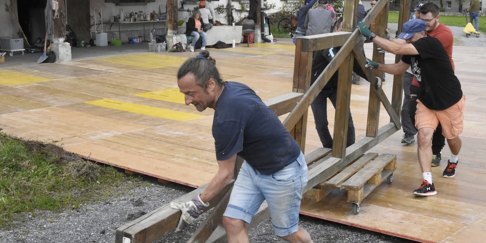 Bühnenaufbau mit vereinten Kräften bei der Commedia Adebar. Die «Stadt der Vögel» nimmt im Escherhof Gestalt an.