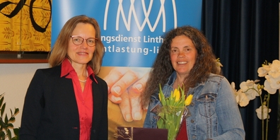 (v.l.) Susanne Füngling, Präsidentin des Vereins Entlastungsdienst Linthgebiet, und Brigitte Impfeld, Reittherapeutin, bei der Hauptversammlung.