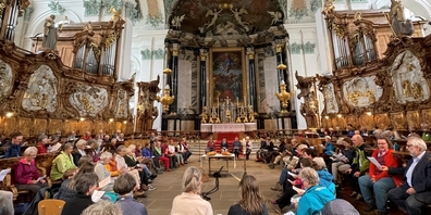 Beten und Diskutieren in der Kathedrale