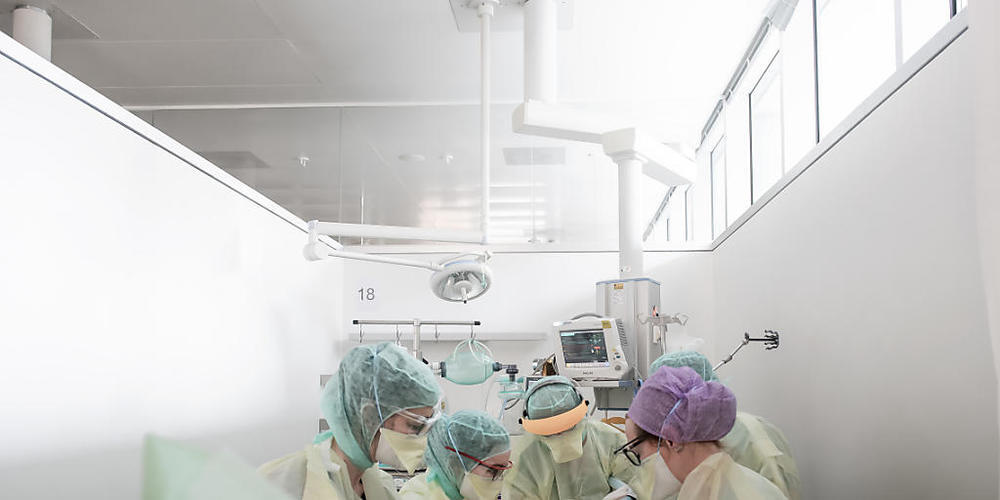 Die Schweizerische Heilmittelbehörde Swissmedic hat am Donnerstag bekannt gegeben, dass der Wirkstoff Remdesivir in der Schweiz ab sofort zur Behandlung von Covid-19 Patienten eingesetzt werden darf. (Archiv)