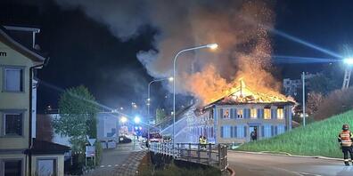 Am frühen Donnerstagmorgen brach in Herisau ein Brand in einem Wohn- und Geschäftshaus aus.