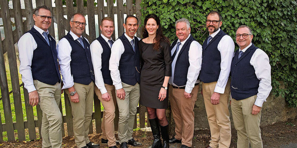 Romuald Schaniel, OK-Präsident, Norbert Sieber, Finanzen, Christian Poletti, Personal, Valerian Schaniel, Kultur/Gesang, Magdalena Schaniel, Sekretariat, Rolf Bless, Sponsoring, Reto Ruof, Infrastruktur, Stefan Lechman, Kultur/Gesang (von links). Es fehlt Jan Rico Bollinger, Festwirtschaft.