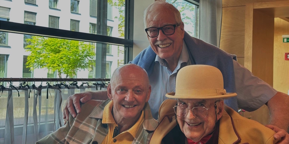 Rolf Knie (l.) stattete dem 101-jährigen ehemaligen «Mister Switzerland» aus London, Albert Kunz, einen Besuch ab im Tertianum. Hinten «Vermittler» Hans Peter Rathgeb.