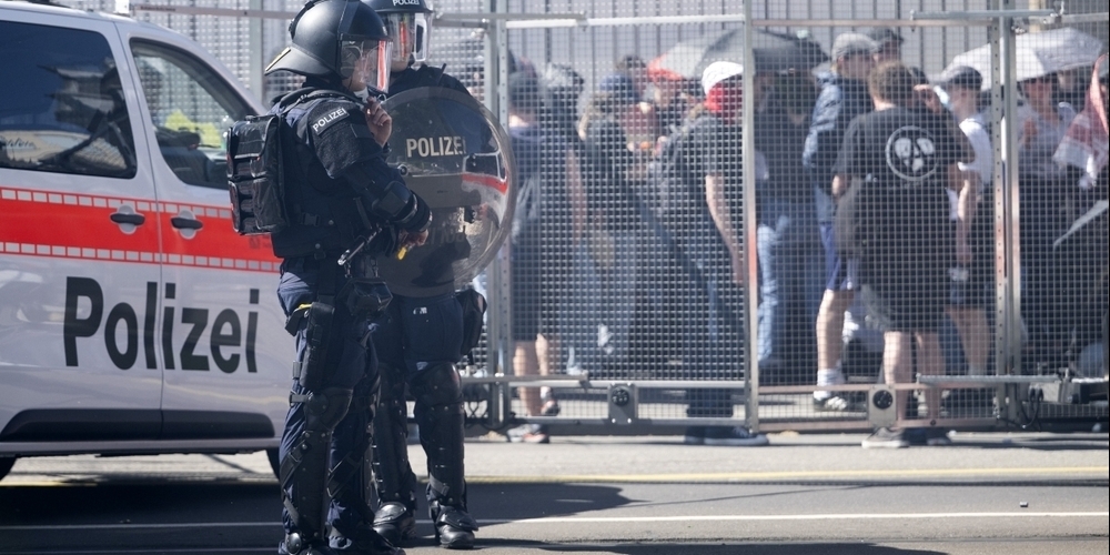 Alle Jahre wieder: Die Polizei kesselt Chaoten des Schwarzen Blocks ein.