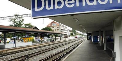 Unter dem Bahnhof Dübendorf dürfen Velos künftig nicht mehr fahren. Eine Beschwerde gegen das Fahrverbot lehnte das Bundesgericht ab. (Archivbild)
