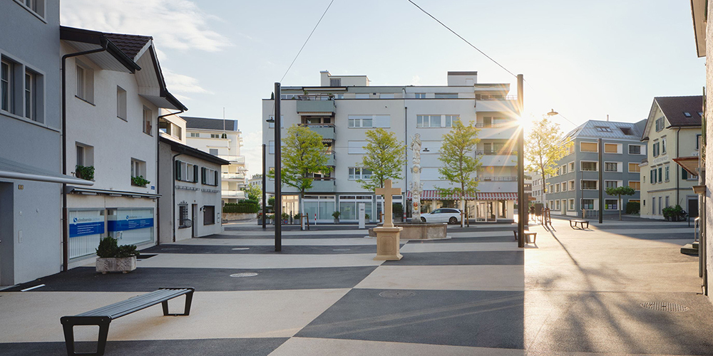 Das Kreuz auf dem Lachner Kreuzplatz ist mutmasslich von einem Fahrzeuglenker beschädigt worden.