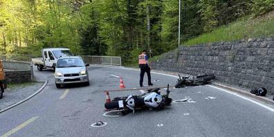 Zwei Motorradfahrer kollidierten bei Trogen AR.