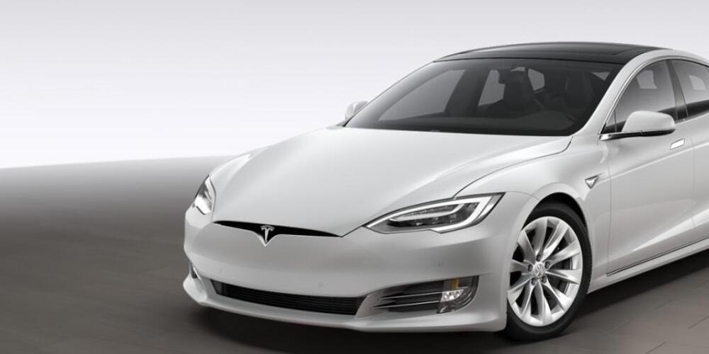 Die Schaffhauser Polizei bat um Hinweise zum weissen Tesla mit Schweizer Kontrollschildern und zu den beiden Männern.