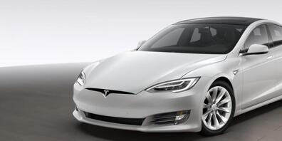 Die Schaffhauser Polizei bat um Hinweise zum weissen Tesla mit Schweizer Kontrollschildern und zu den beiden Männern.
