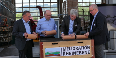 Der eigentliche Eröffnungsakt: v.l. Karl Köppel, Beat Tinner, Christian Hofer und Ruedi Mattle setzten Tonröhren zu einem Ganzen zusammen