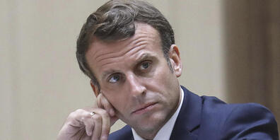 Der französische Präsident Emmanuel Macron will seine Regierung umbilden und seine Politik sozialer ausrichten. (Foto:  Ludovic Marin/AP/KEYSTONE-SDA)