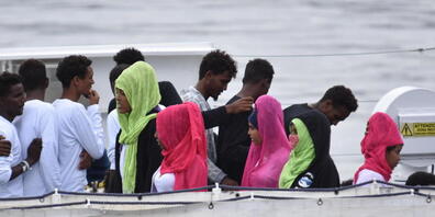 Aus Seenot gerettete Migranten auf einem Schiff der italienischen Küstenwache 2018. Deutschland fordert eine grössere Beteiligung aller EU-Saaten bei der  Seenotrettung. (Foto: Orietta Scardino/EPA/KEYSTONE)