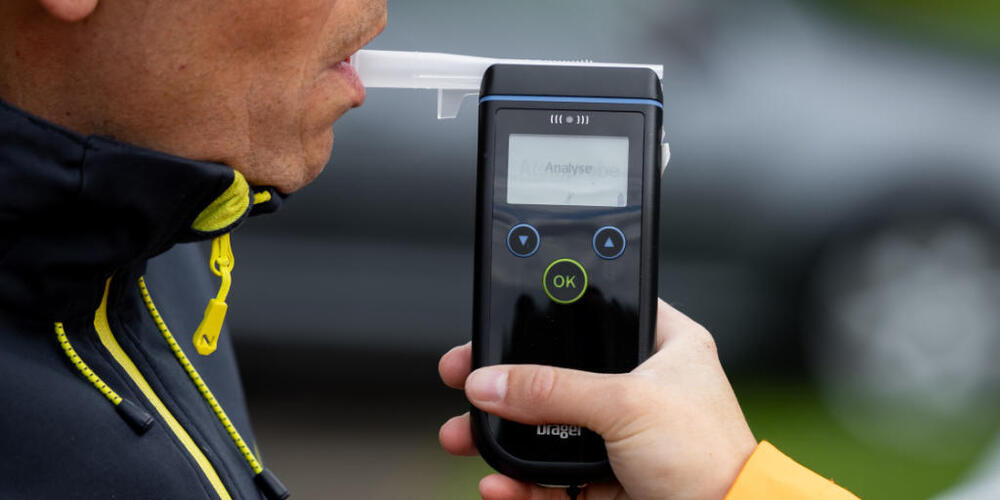 Die St. Galler Kantonspolizei hat am Wochenende fünf Verkehrsteilnehmende erwischt, die sich nicht an das Gesetz hielten. (Gestellte Szene)