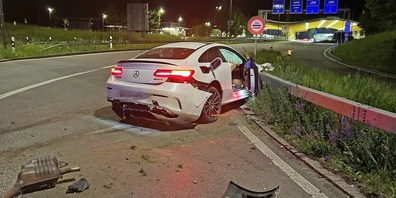 Die Beifahrerin wurde leicht verletzt, der Fahrer blieb unverletzt.