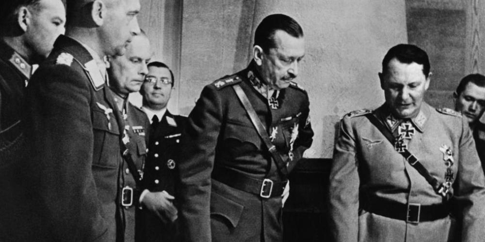 Der finnische Feldmarschall Carl Gustaf Emil Mannerheim 1942 beim Deutschen Reichsmarschall und Oberbefehlshaber der Luftwaffe, Hermann Goering in dessen Hauptquartier auf der "Wolfsschanze". Die letzten Hakenkreuze auf ihren Fliegern hat die finn...