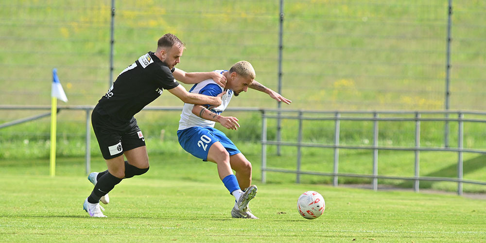 Kreuzlingens Adrian Rama-Bitterfeld vergreift sich an Tuggens Kevin Quintas.