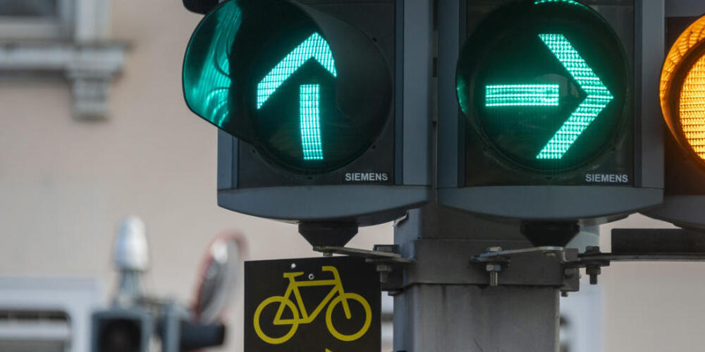 Die neu in die Signalisationsverordnung eingeführte Verkehrstafel, die es Velofahrenden erlaubt, bei Rotlicht nach rechts abzubiegen. (Archivbild)