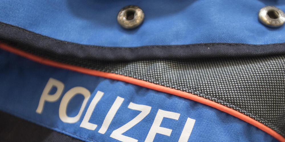 Ein 14-jähriger Jugendlicher biss am Samstagabend in der Stadt Luzern einen Polizisten in die Hand. (Symbolbild)