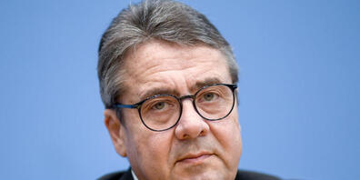 ARCHIV - Sigmar Gabriel, Bundesminister a. D., während einer Pressekonferenz, bei der er einen Appell zur Freilassung von Wikileaks-Gründer Julian Assange vorstellt. (zu dpa "Sigmar Gabriel arbeitete als Berater für den Fleischkonzern Tönnies") Fo...