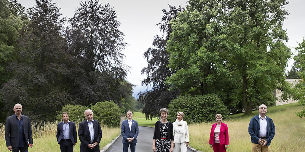 Abstand halten, auch beim Gruppenfoto: die Schweizer Landesregierung posiert auf ihrem Ausflug nach Rigggisberg für die Fotografen.