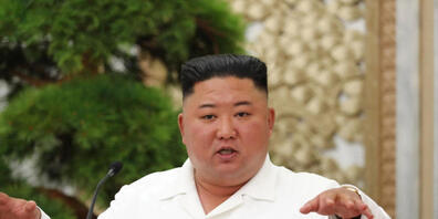 HANDOUT - Dieses von der staatlichen nordkoreanischen Nachrichtenagentur KCNA am 03.07.2020 zur Verfügung gestellte Foto zeigt Kim Jong Un, Machthaber von Nordkorea, der eine Sitzung des Politbüros des Zentralkomitees der Arbeiterpartei Koreas lei...