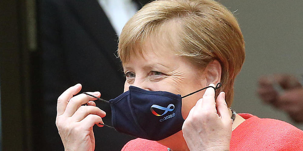 dpatopbilder - Bundeskanzlerin Angela Merkel (CDU) nimmt im Bundesrat ihre Mund- und Nasenschutzmaske ab, bevor sie eine Rede zu Zielen der EU-Ratspräsidentschaft hält. Foto: Wolfgang Kumm/dpa