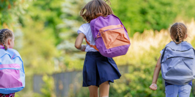 Der Schulweg sollte frühzeitig geübt und mit sichtbarer Kleidung gemeistert werden.