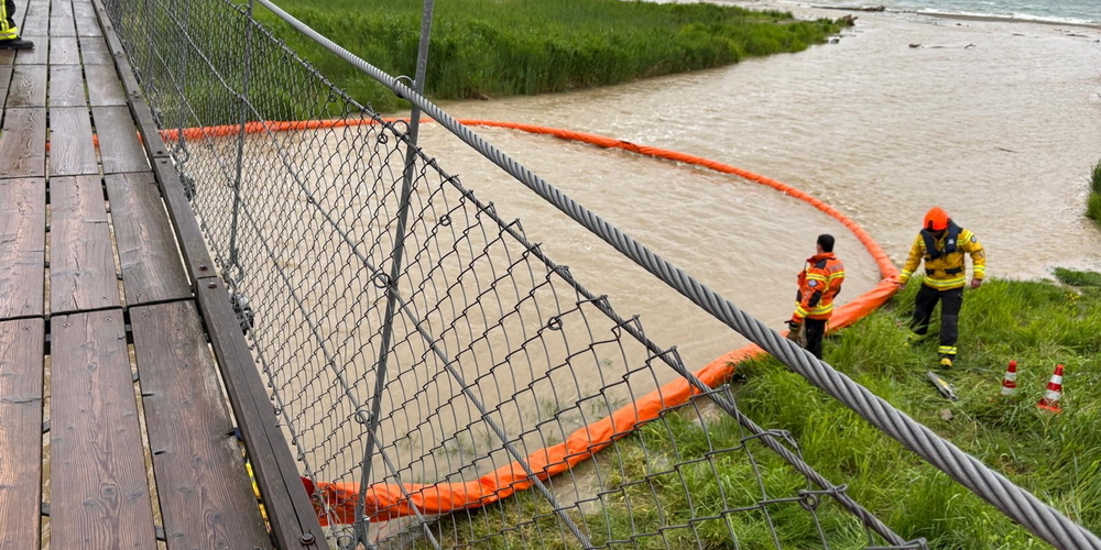Die Feuerwehr errichtete eine Wassersperre.