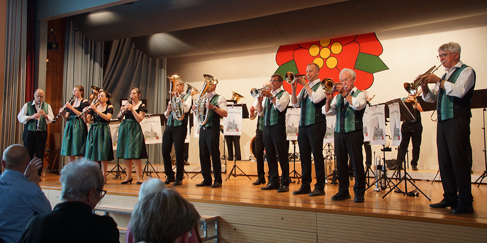 Die Fürstenländer Musikanten spielen auswendig – und das immer im Stehen. 