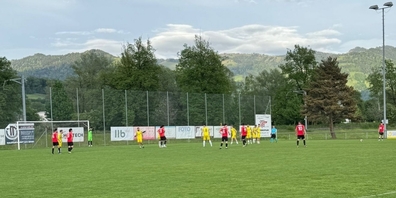 Freistoss für den FC Uznach (rote Trikots mit schwarzen Hosen) gegen den FC Linth 04 II (gelb). Die Uzner dominierten ihr Heimspiel auch resultatmässig.