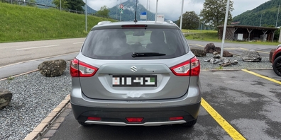 Einer der bei der Auffahrkollision auf der Autobahn A3 in Benken beschädigten Personenwagen.
