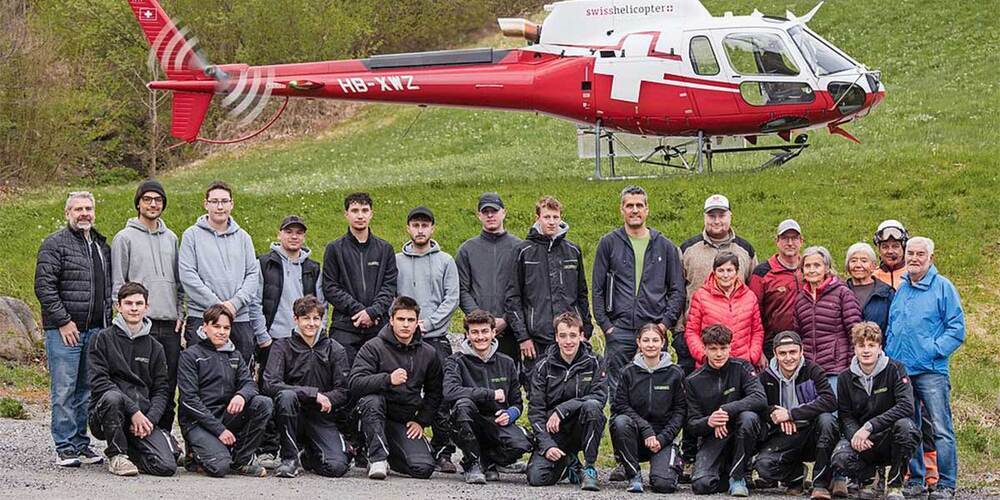 Das Hidber-Group-Lehrlingslager bei der Talstation Danusa – im Bild mit Helferinnen und Helfern.