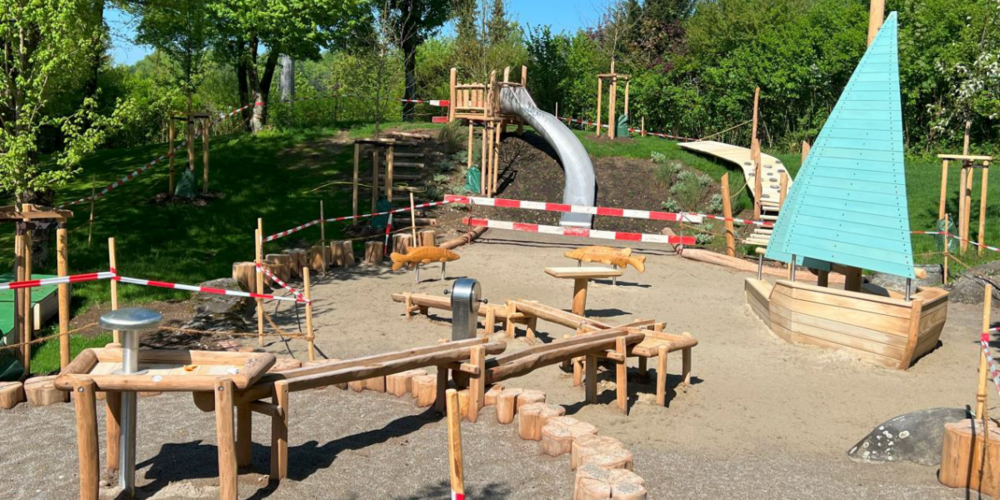Neue Holzspielgeräte sorgen für Spiel und Spass. Im Zentrum das neue Piratenschiff.