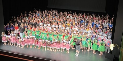 Über 300 Mitwirkende standen für die Tanzbuudä auf der Bühne.