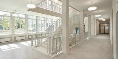 Blick in den Eingangsbereich mit Treppenanlage.