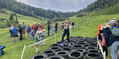 Im ersten Streckenabschnitt ist Hindernis-Cross-Lauf zu absolvieren.